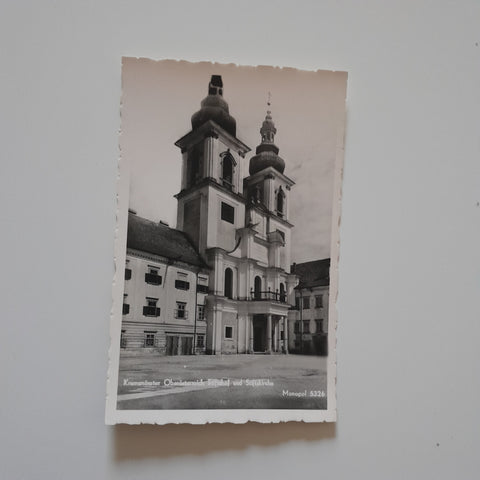 AK Kremsmünster Stiftshof und Stiftskirche.