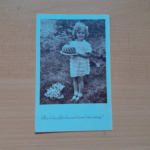 AK Herzlichen Glückwunsch zum Geburtstag! (Mädchen mit Gugelhupf)