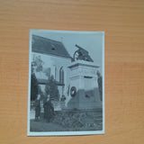 Foto Gamlitz (1936) Bürgermeister Schmidt und Kriegerdenkmal vor der Kirche.