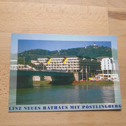 AK Linz. Neues Rathaus mit Pöstlingberg.
