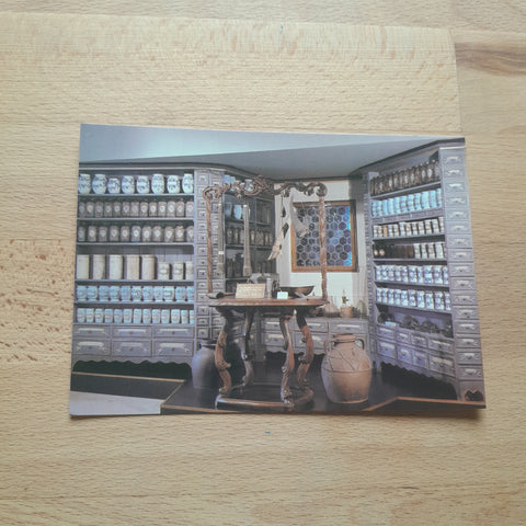 AK Linz Schloßmuseum. OÖ. Landesmuseum. Apotheke aus dem Schloß Weinberg.