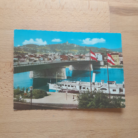 AK Linz an der Donau. Schiffsstation mit Pöstlingberg.