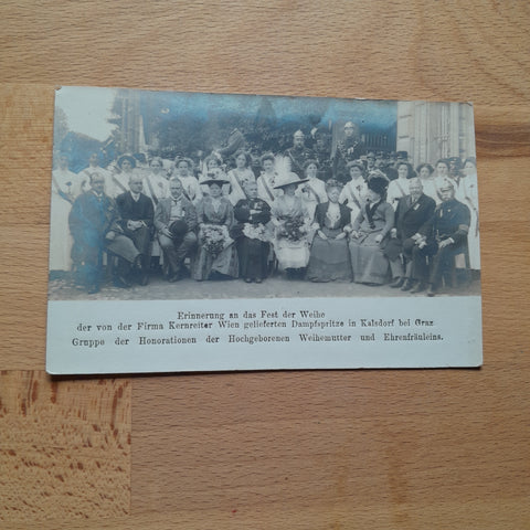 AK Erinnerung an das Fest der Weihe der von der Firma Kernreiter Wien gelieferten Dampfspritze in Kalsdorf bei Graz. Gruppe der Honorationen der Hochgeborenen Weihemütter und Ehrenfräulein.