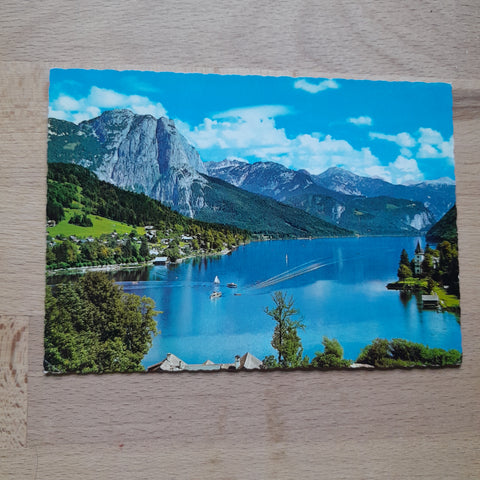 AK Ausseer Land. Grundlsee mit Backenstein und Totem Gebirge.