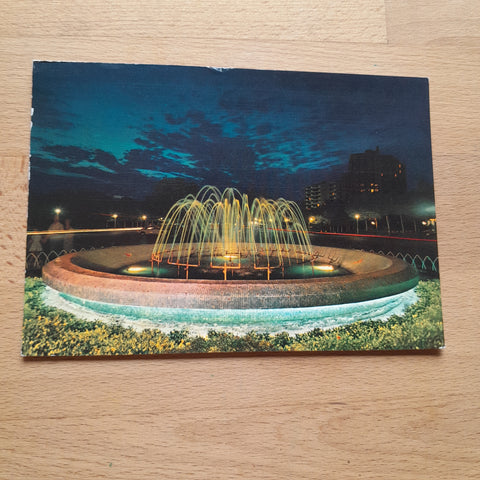 AK Lignano Pineta. Piazza del Mare La Fontana Notturno.
