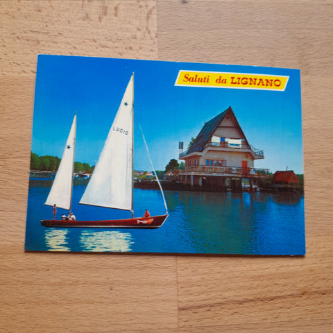 AK Saluti da Lignano. Barca sportiva all'ingresso della darsena.