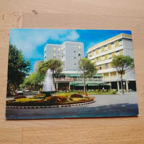 AK Lignano Sabbiadoro. Piazza della Fontana e Via Tolmezzo.