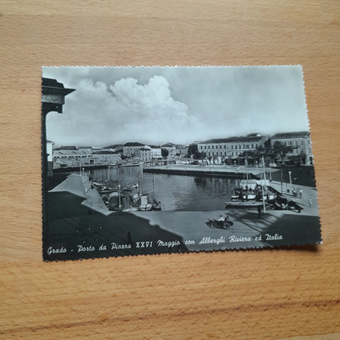 AK Grado - Porto da Piazza XXVI Maggio con Alberghi Riviera ed Italia.