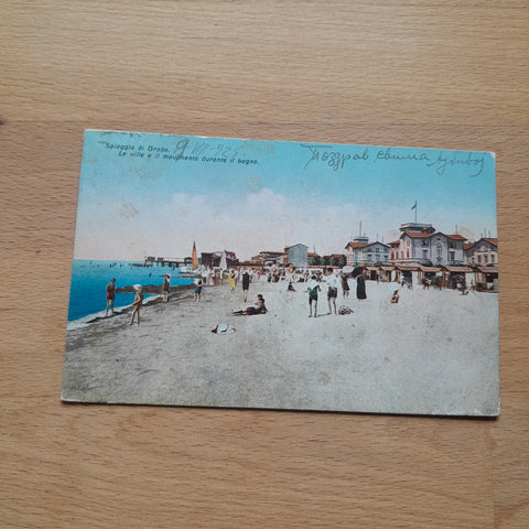 AK Spiaggia di Grado. Le ville e il movimento durante il bagno.