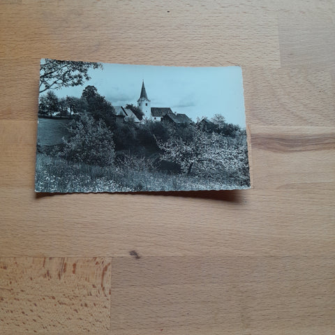 AK Ort mit Kirche im Bezirk Deutschlandsberg. (Deix Verlag)
