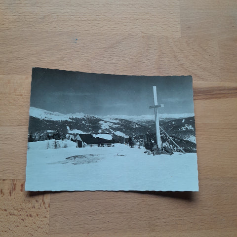 AK Skiparadies Flattnitz. Gipfelkreuz am Hirnkopf mit Bergstation des Sesselliftes.