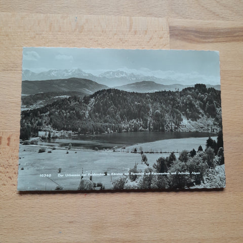 AK Der Urbansee bei Feldkirchen mit Fernsicht auf Karawanken und Julische Alpen.