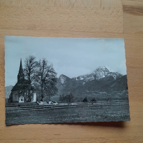 AK St. Johann - Kircherl mit Mittagskogel bei Villach.