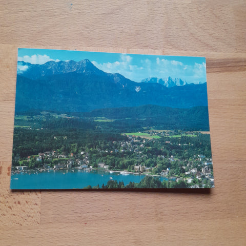 AK Blick auf die Bucht von Velden und den Ferienort Augsdorf.