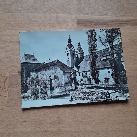 AK Maria Saal. Eingang zum Kirchhof mit gotischem Bollwerk.