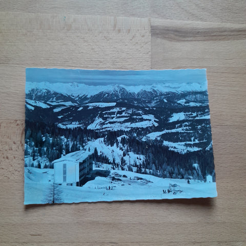 AK Wintersportgebiet Naßfeld Gailtal. Puchers Alpenhotel Wulfenia mit den Hohen Tauern.