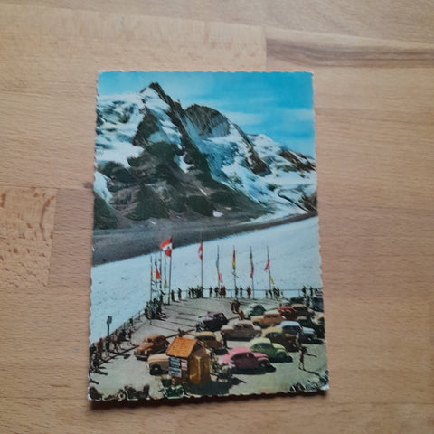 AK Großglockner Hochalpenstrasse. Parkplatz Freiwandeck mit Großglockner.