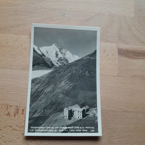 AK Glocknerhaus mit Großglockner und Pasterze an der Hochalpenstrasse mit Blick auf Franz Josef Haus.