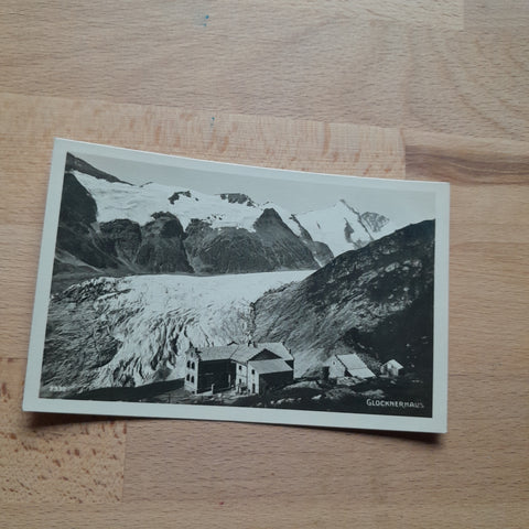 AK Glocknerhaus gegen den Grossglockner.