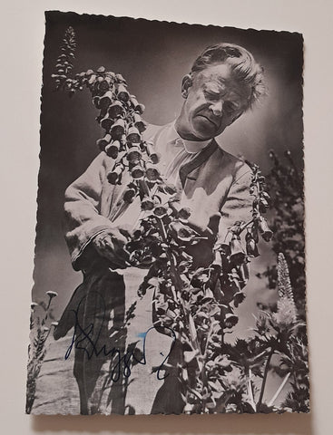 AK Der Dichter Karl Heinrich Waggerl bei den Blumen in seinem Wagrainer Heim. (Handsigniert vorne)