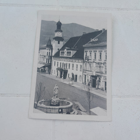 AK Leoben, Rathaus und Bergmannsbrunnen. (1945)