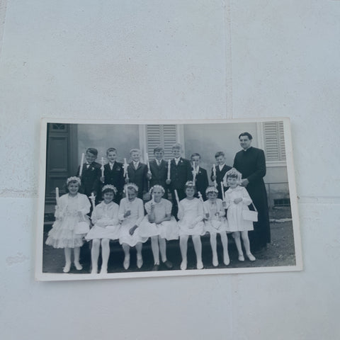 Foto Erstkommunion mit Pfarrer. (Foto Atelier Otmar Jöbstl, Kalsdorf, Wildon)