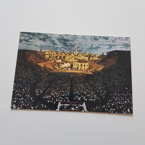 AK Verona. Arena in una serata di spettacolo lirico.