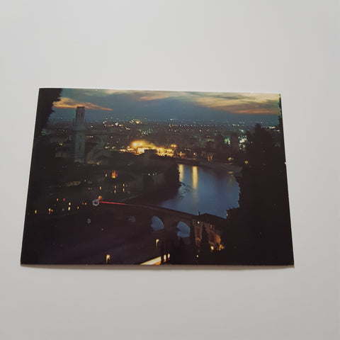 AK Verona. Panorama notturno.