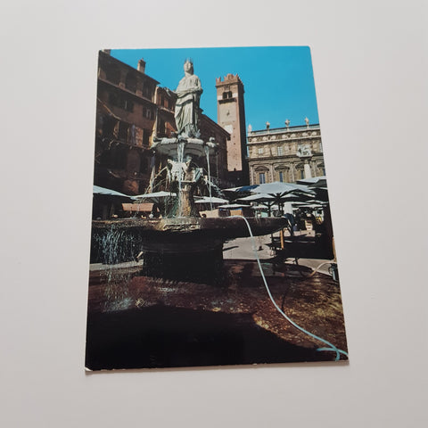 AK Verona. Piazza Erbe. la fontana di Madonna Verona.