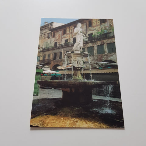 AK Verona. Piazza Erbe. la fontana di Madonna Verona.