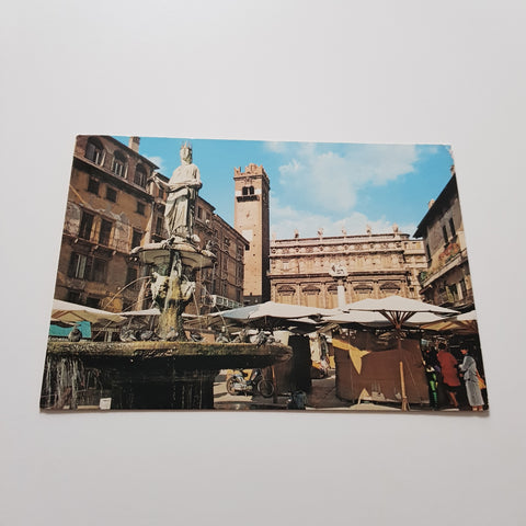 AK Verona. Piazza Erbe. la fontana di Madonna Verona.