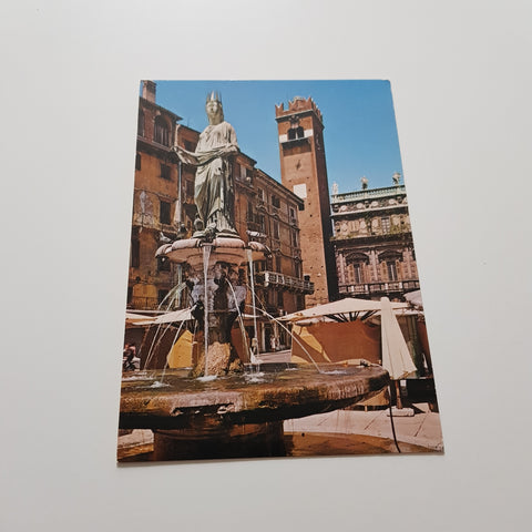 AK Verona. Piazza Erbe. la fontana di Madonna Verona. Torre del Gardello.