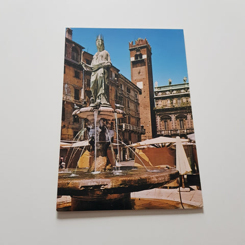 AK Verona. Piazza Erbe. la fontana di Madonna Verona.