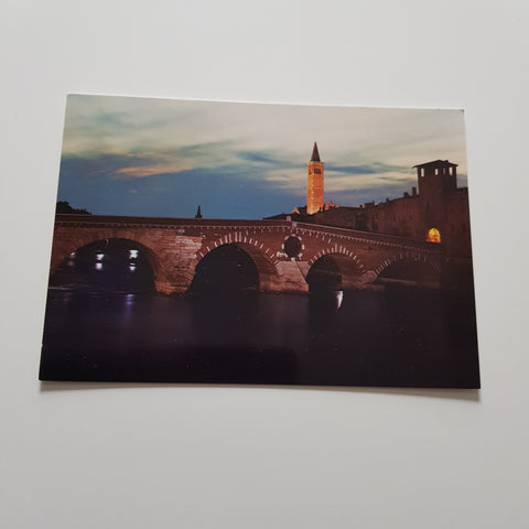 AK Verona. Ponte Pietra. Notturno.