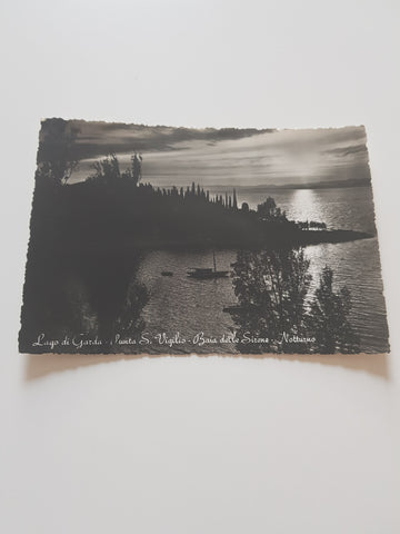AK Punta. S. Vigilio Lago di Garda. Baia delle Sirene. Notturno.
