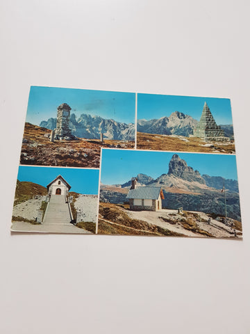 AK Monte Piana. Chiesetta in memoria dei Caduti della Guerra 1915/18. Monumenti al Fante a ai Bersaglieri.