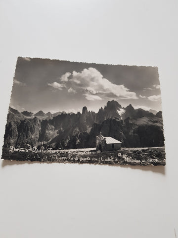 AK Dolomiti Dalle Tre Cime di Lavaredo. Cappella di guerra con i Cadini di Misurina.