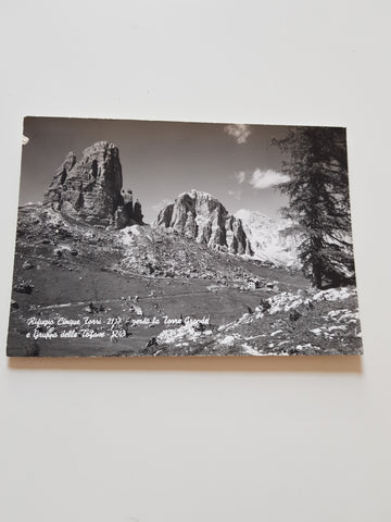 AK Rifugio Cinque Torri verso la Torre Grande e Gruppo delle Tofane.