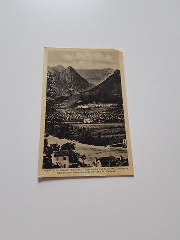 AK Peron di Sedico. Passerella sul torrente Cordevole con veduta panorama di Certosa di Vedana.