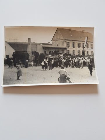 AK Kirchbach. Gasthof Lassl. Kriegerdenkmal. Festliche Veranstaltung.