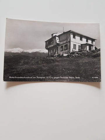AK Naturfreundehaus am Steinplan gegen Seckauer Alpen. (1955)