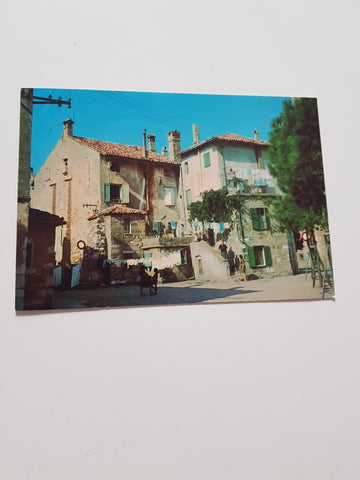AK Siamo in vacanza sulla Riviera Adriatica. Piazza storica di paese lagunare.