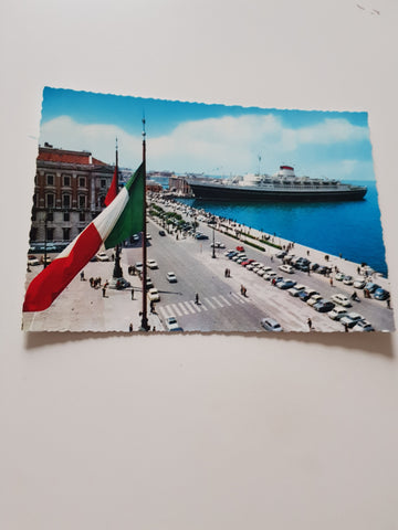 AK Trieste. Piazza Unita d'Italia e la Riva.