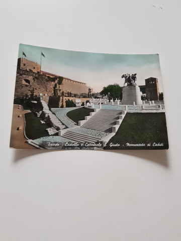 AK Trieste. Castello e Cattedrale S. Giusto Monumento ai Caduti.
