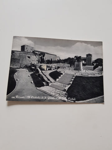AK Trieste. Il Castello di S. Giusto e Monumento ai Caduti.