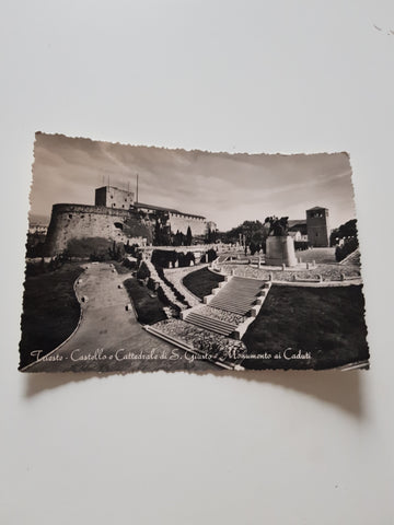 AK Trieste. Castello e Cattedrale di S. Giusto e Monumento ai Caduti.
