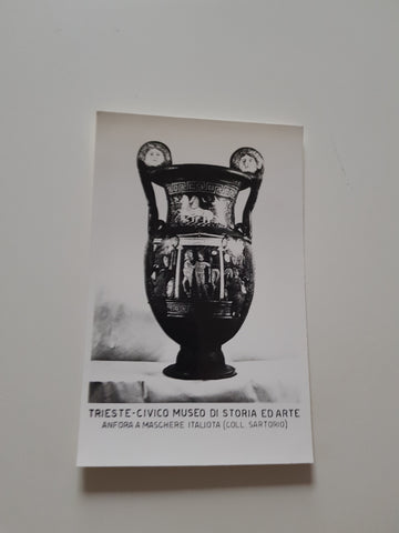 AK Trieste Civico Museo di Storia ed Arte Anfora a maschere italiota.