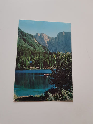AK Fusine Valromana. Lago inferiore. Sullo sfondo il gruppo del Mangart.