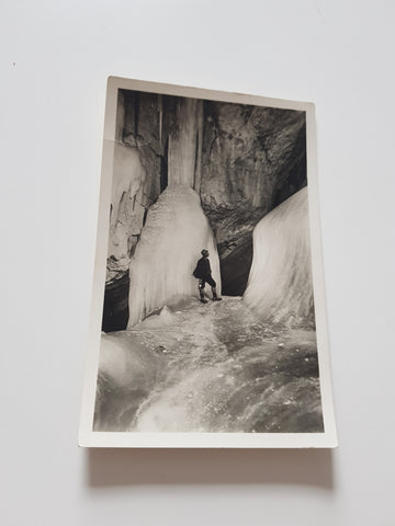 AK Dachstein-Rieseneishöhle bei Obertraun. Parsivaldom, Orgelpfeifen u. Helm.