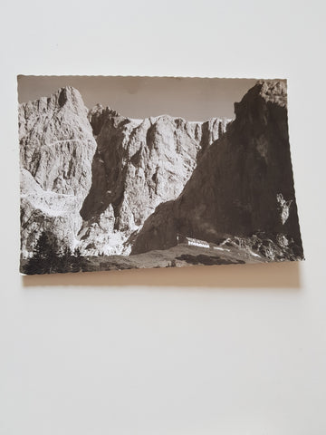 AK Dachsteinsüdwandhütte mit Dirndl.